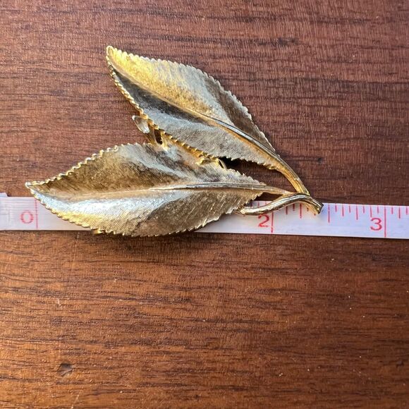 Vintage Double Leaf Clasp Pinless Brooch Pin Gold Tone - Picture 15 of 15